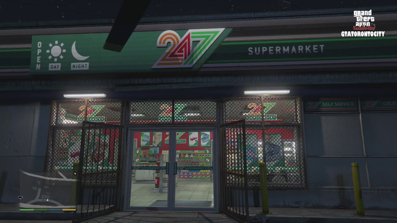 Fachada de tienda 24 horas durante la noche con entrada principal